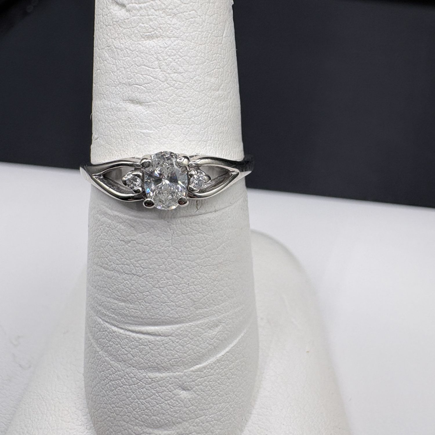 14K OVAL DIAMOND ENGAGEMENT RING SIZE 6.75