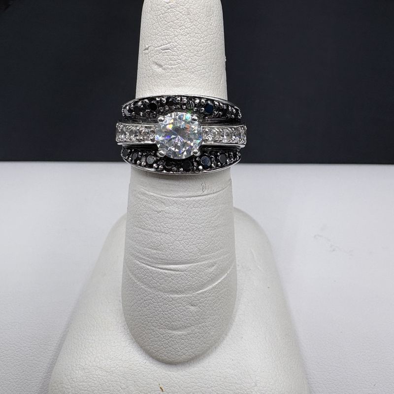 STERLING BLACK &amp; WHITE CZ RING SIZE 6