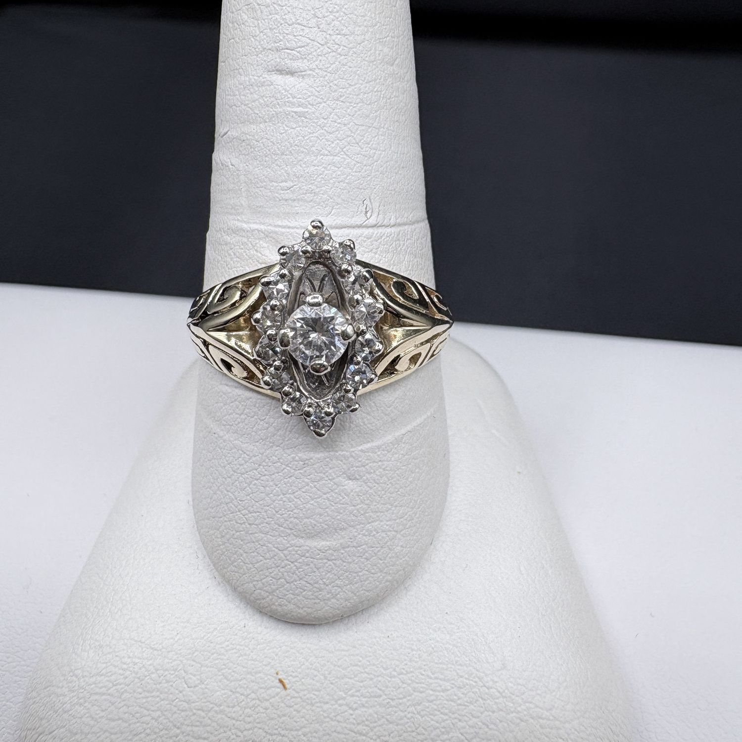 10K DIAMOND SPIRAL DESIGN RING SIZE 9.5