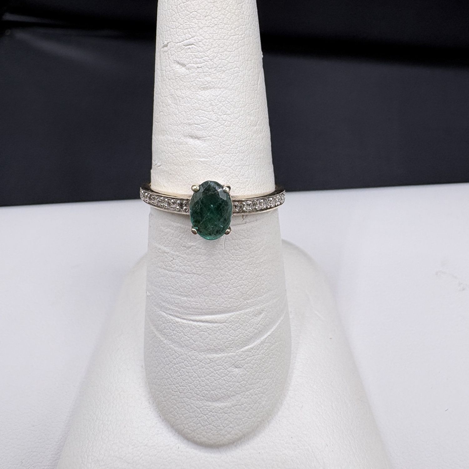 10K EMERALD &amp; DIAMOND RING SIZE 7