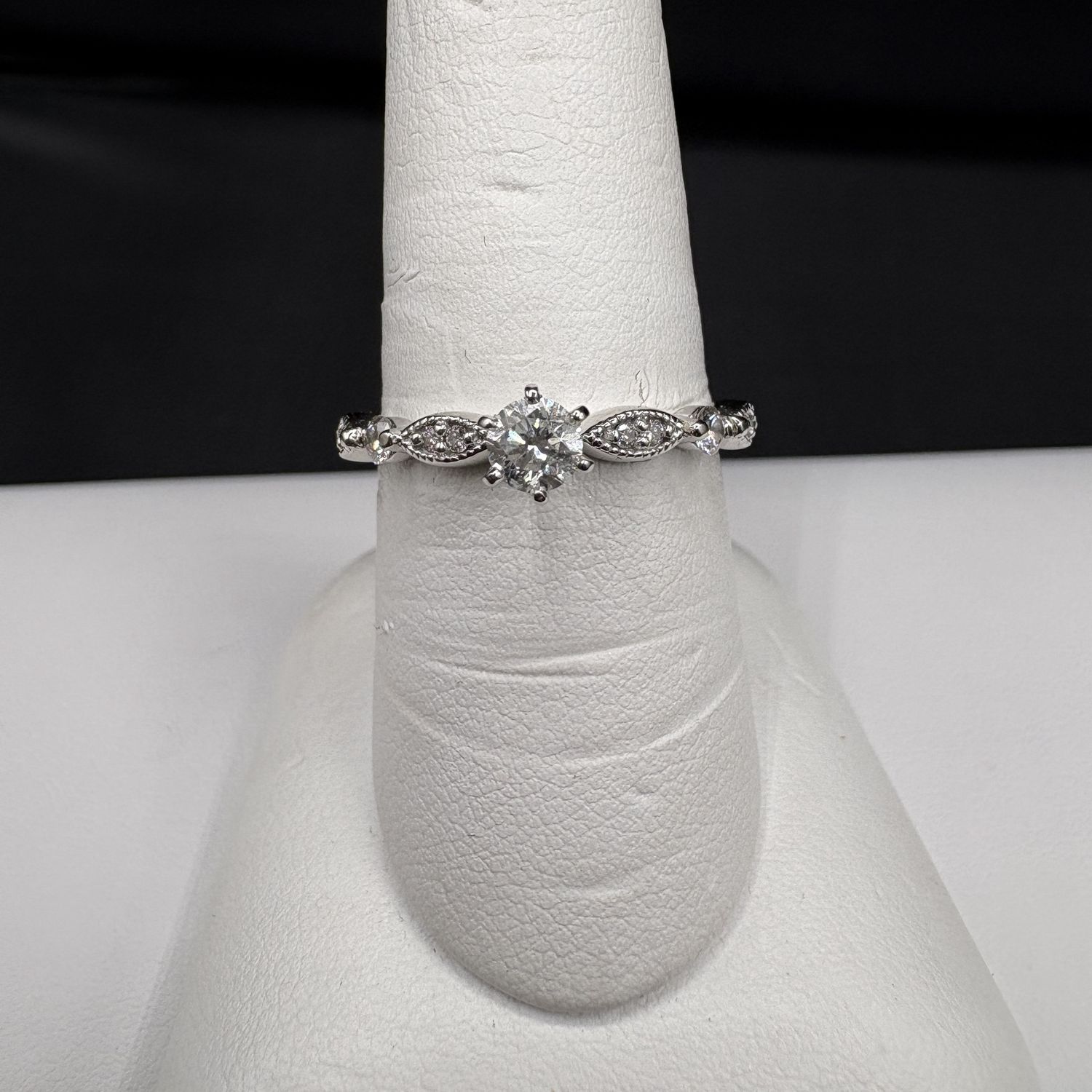 14K DIAMOND ENGAGEMENT RING SIZE 8