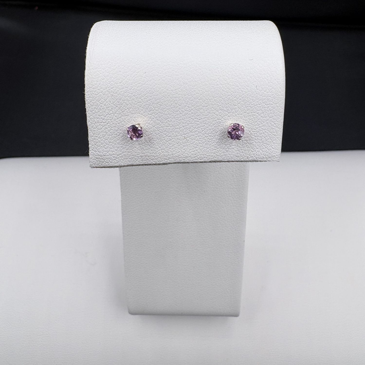 14K AMETHYST STUD EARRING IN YELLOW GOLD