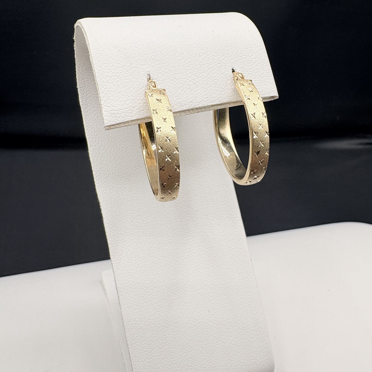 14K OVAL BRUSHED GOLD HOOP EARRING IN YELLOW GOLD