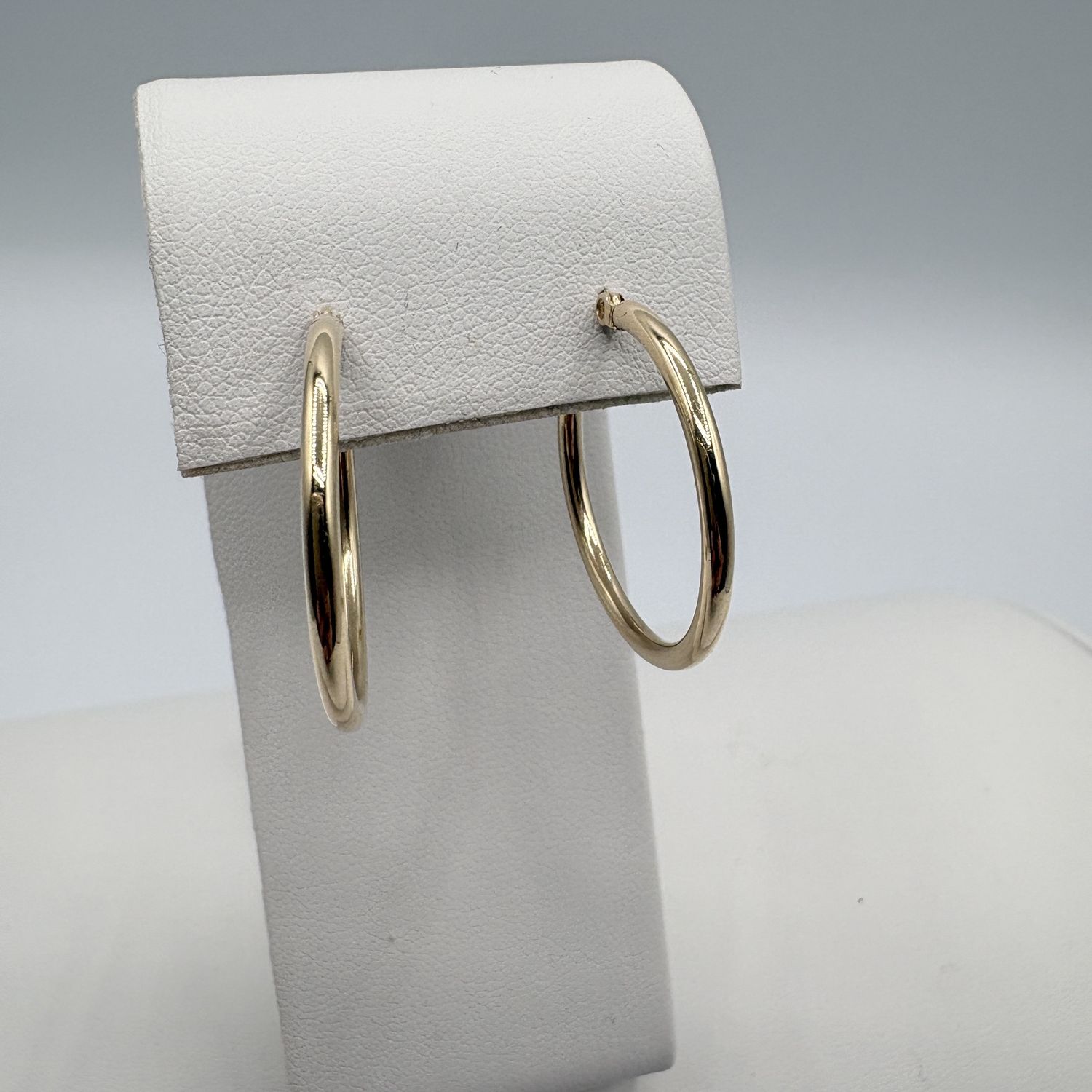 10K HOOP EARRINGS IN YELLOW GOLD