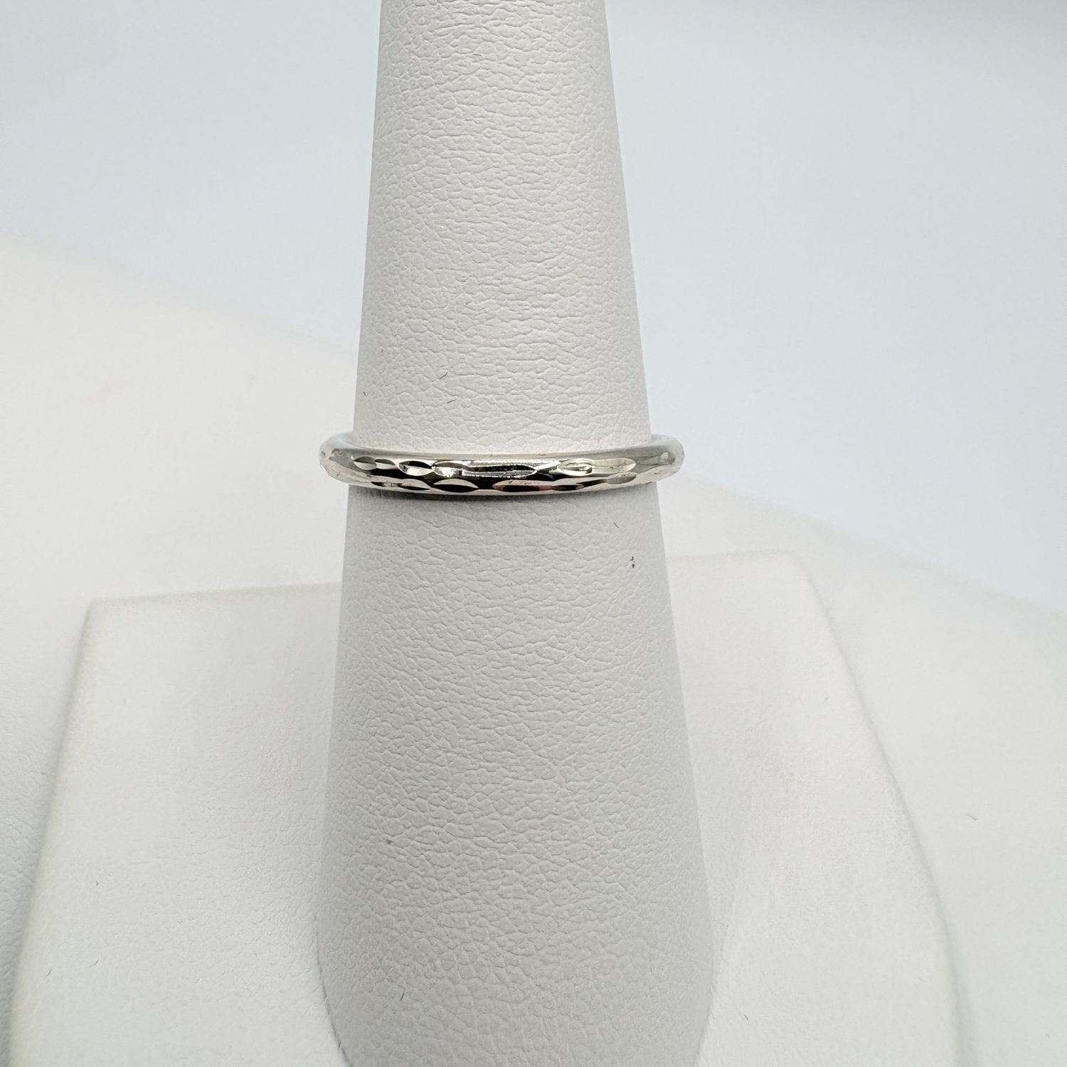 14K HOLLOW BAND SIZE 7 IN WHITE GOLD