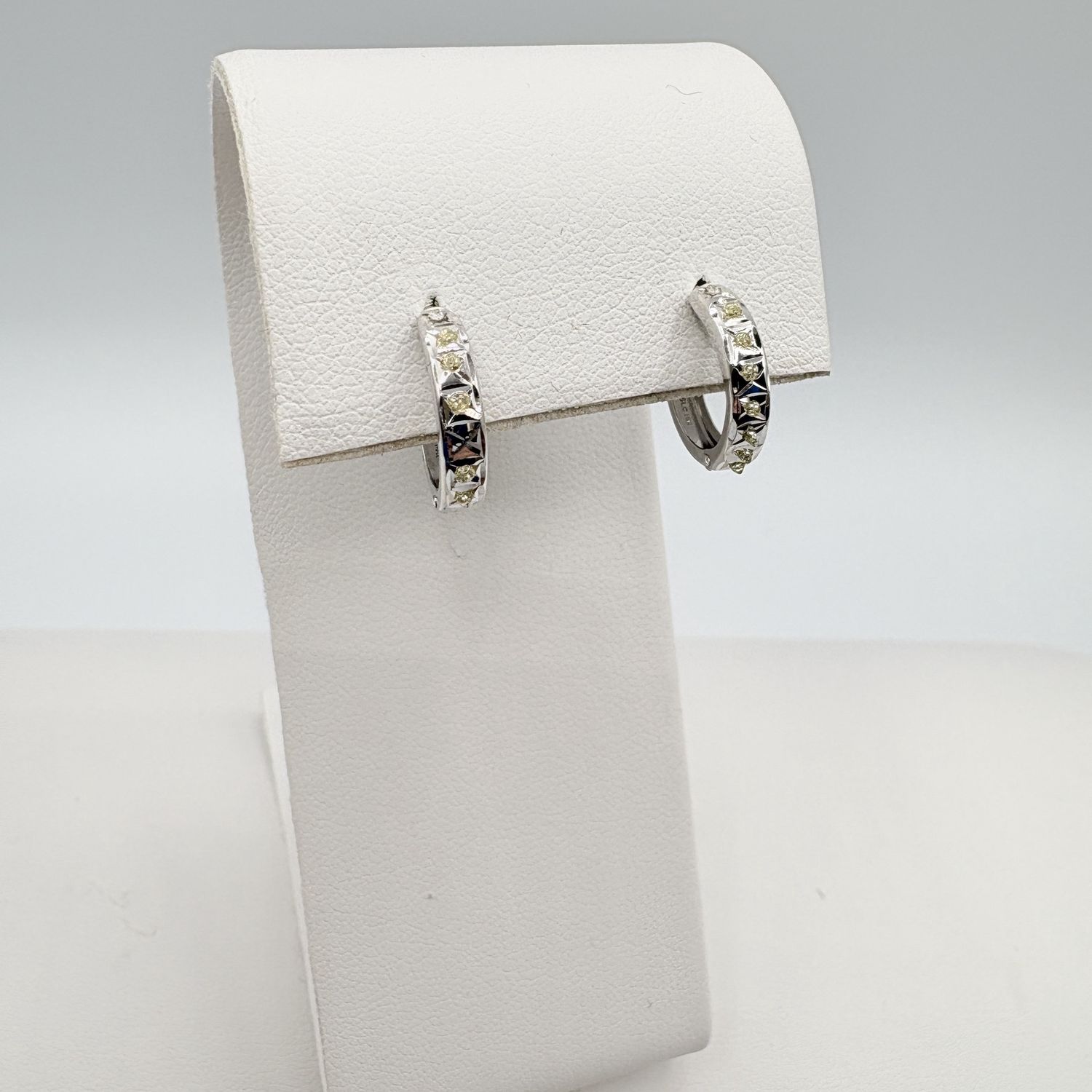 14K DIAMOND HOOP EARRINGS IN WHITE GOLD WITH HINGED BACK