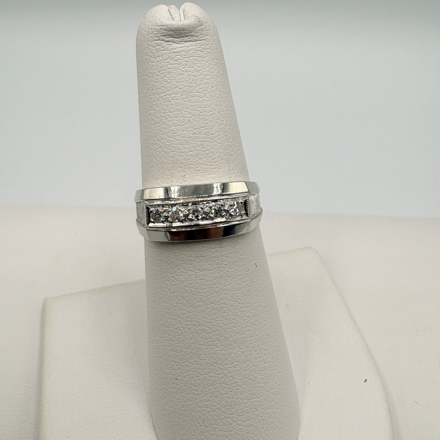 14K DIAMOND BAND IN WHITE GOLD SIZE 6
