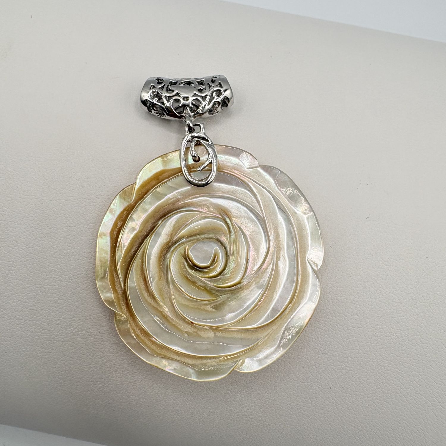 STERLING BAIL WITH MOTHER OF PEARL FLOWER PENDANT