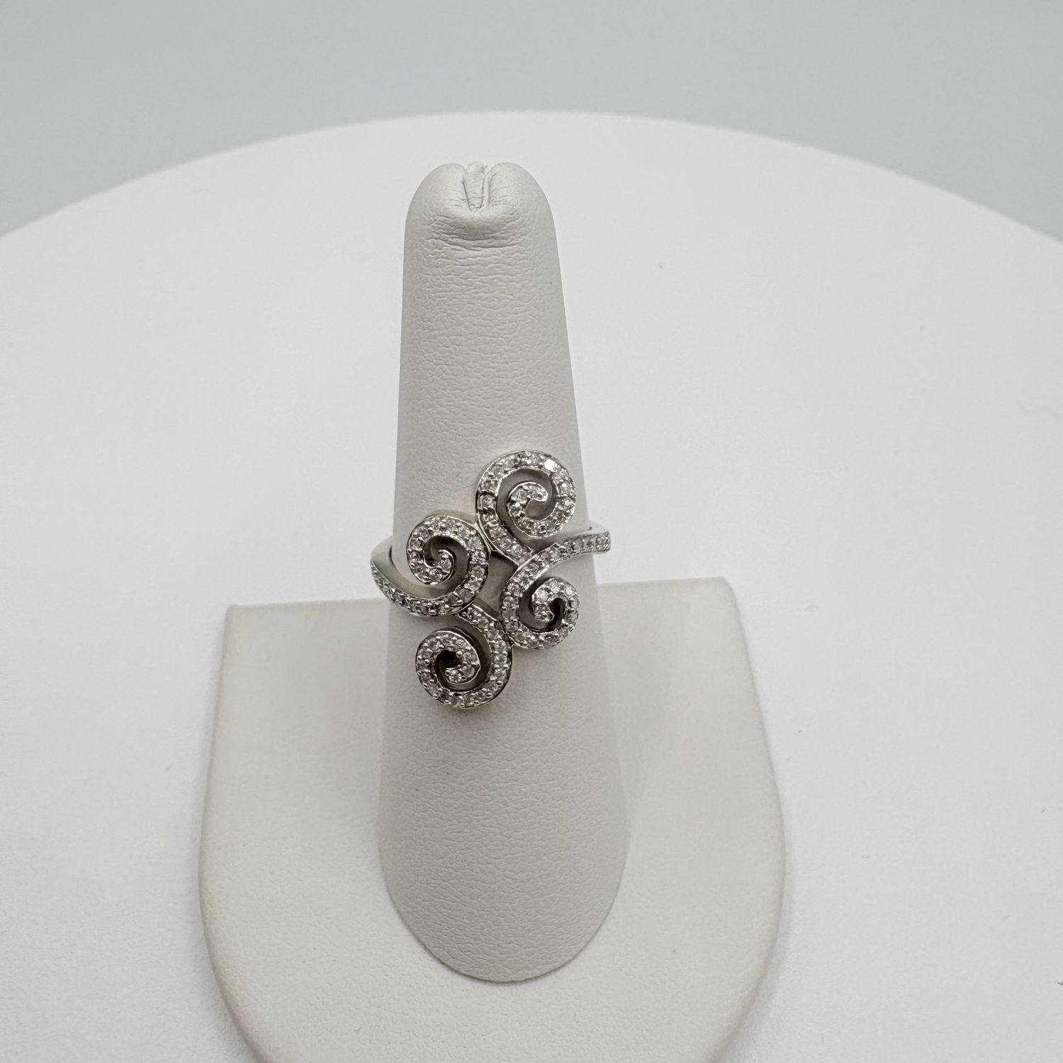 10K WHITE GOLD DIAMOND RING SIZE 7.25