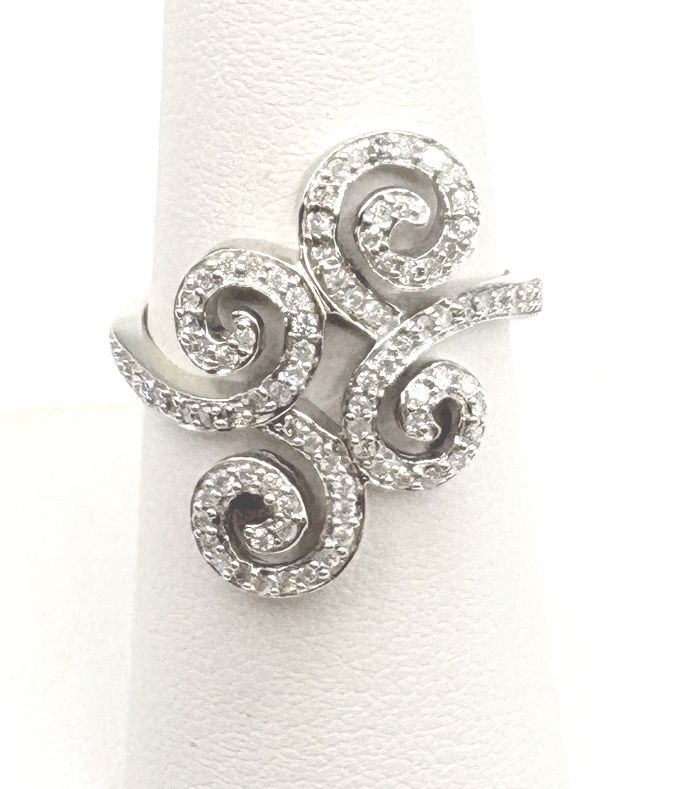 10K WHITE GOLD DIAMOND RING SIZE 7.25