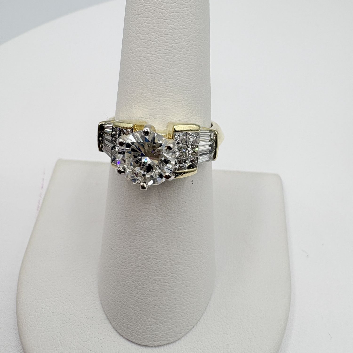 18K ROUND APPROX 2.39CTW DIAMOND ENGAGEMENT RING SIZE 8