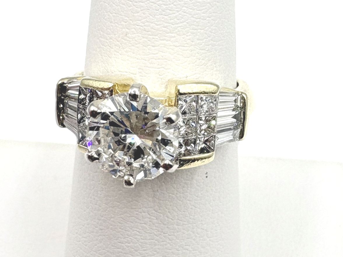 18K ROUND APPROX 2.39CTW DIAMOND ENGAGEMENT RING SIZE 8