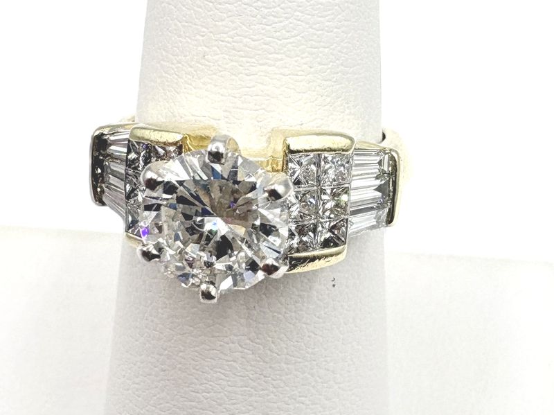 18K ROUND APPROX 2.39CTW DIAMOND ENGAGEMENT RING SIZE 8