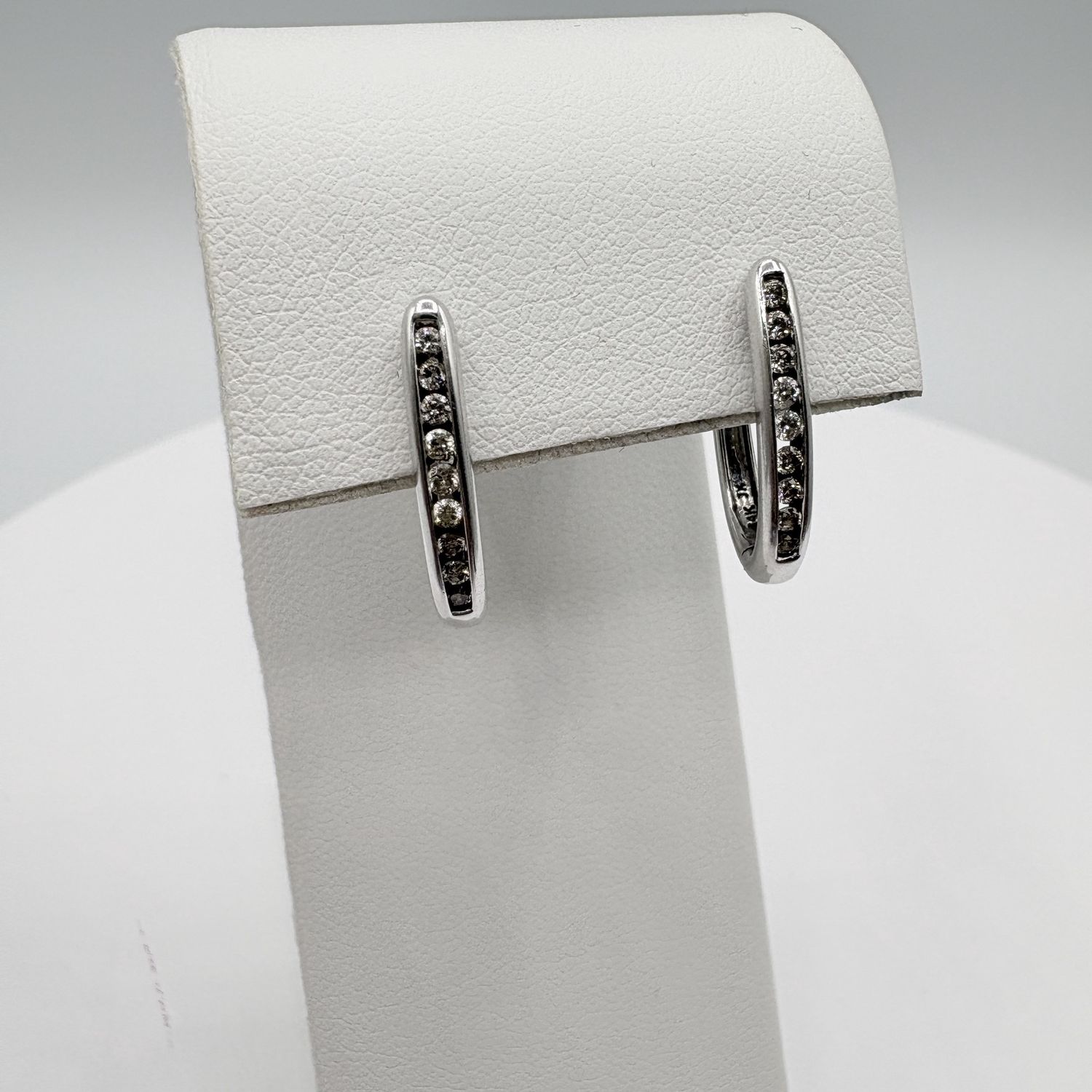 14K APPROX .27CTW DIAMOND OVAL HOOP EARRING