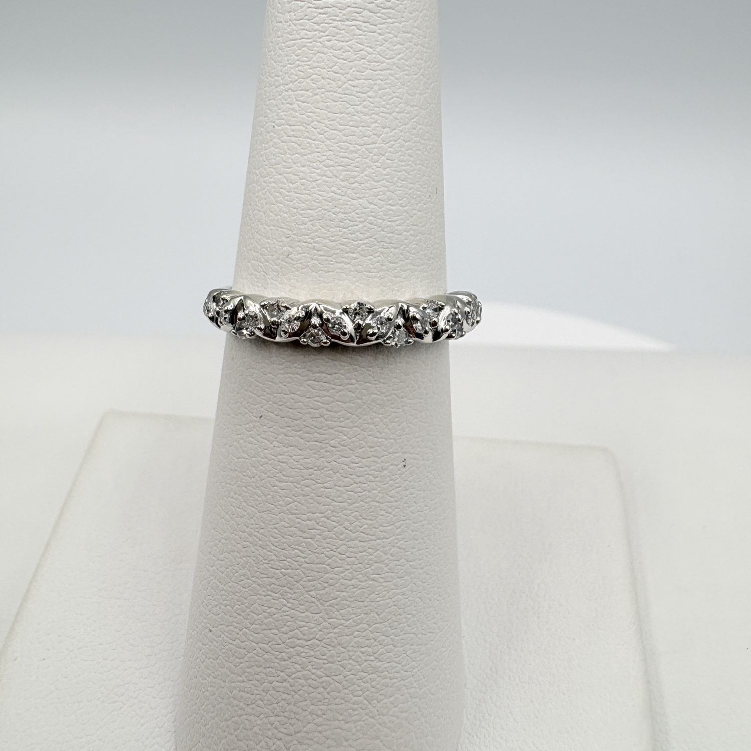 14K APPROX .20CTW DIAMOND BAND SIZE 6