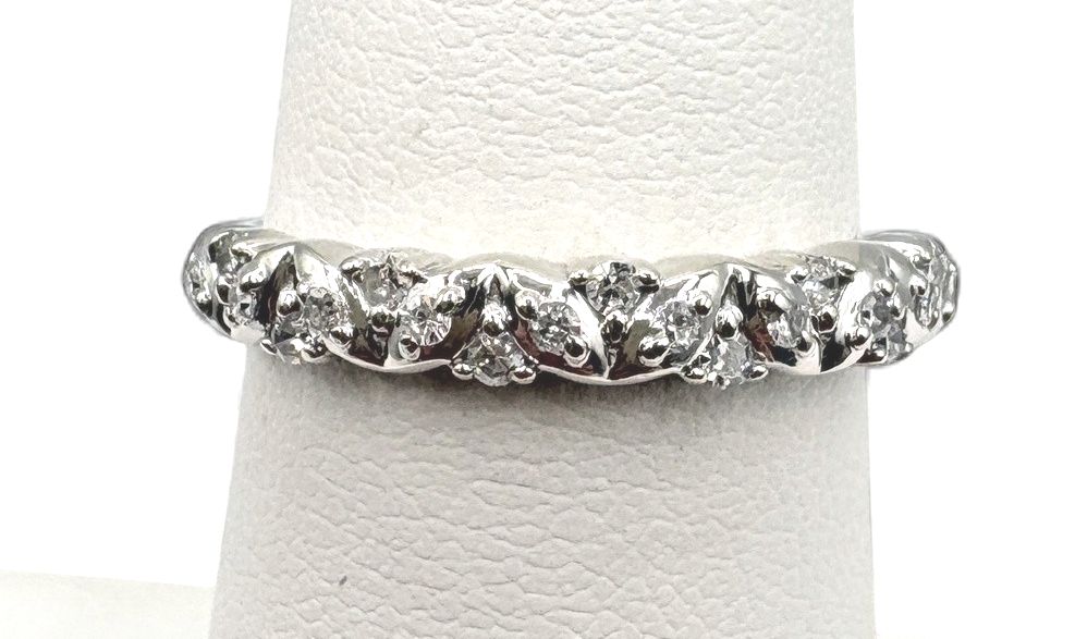 14K APPROX .20CTW DIAMOND BAND SIZE 6