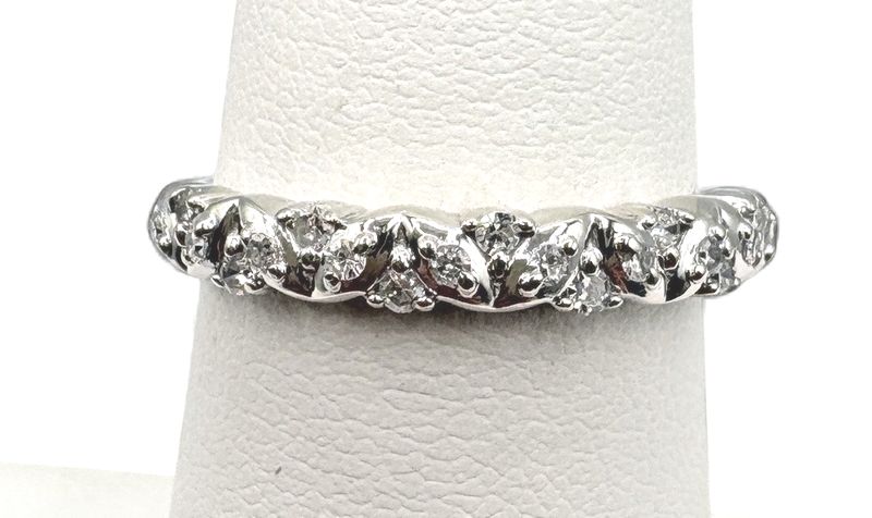 14K APPROX .20CTW DIAMOND BAND SIZE 6