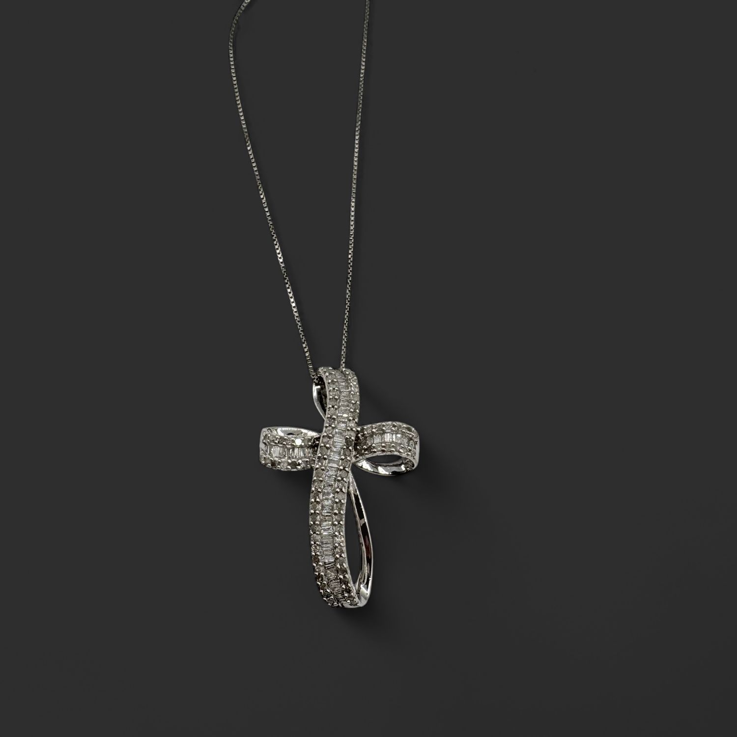 STERLING APPROX 1CTW DIAMOND BAGUETTE CROSS PENDANT AND CHAIN 19"