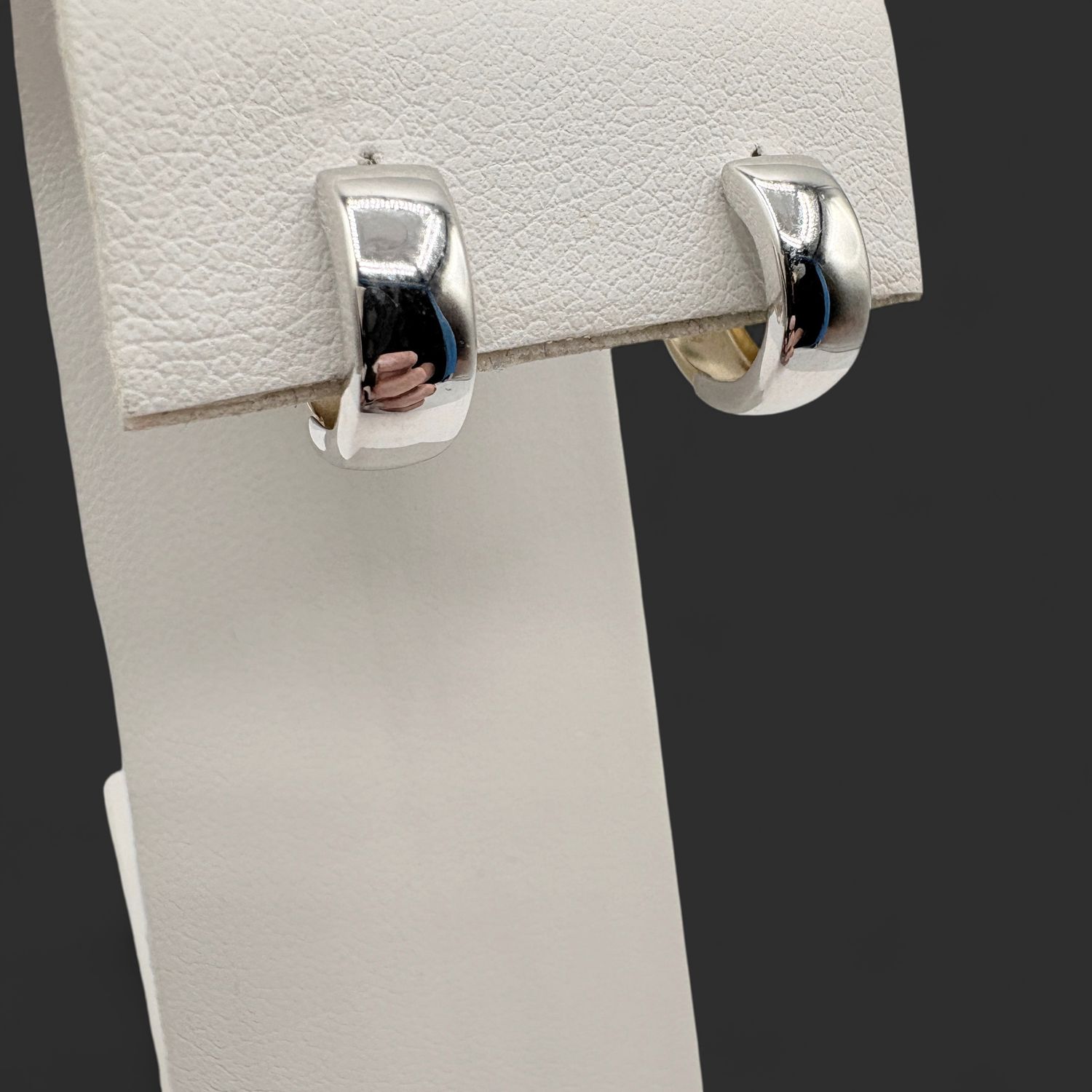 14K REVERSABLE HUGGIE EARRING WITH BOTH WHITE &amp; YELLOW GOLD