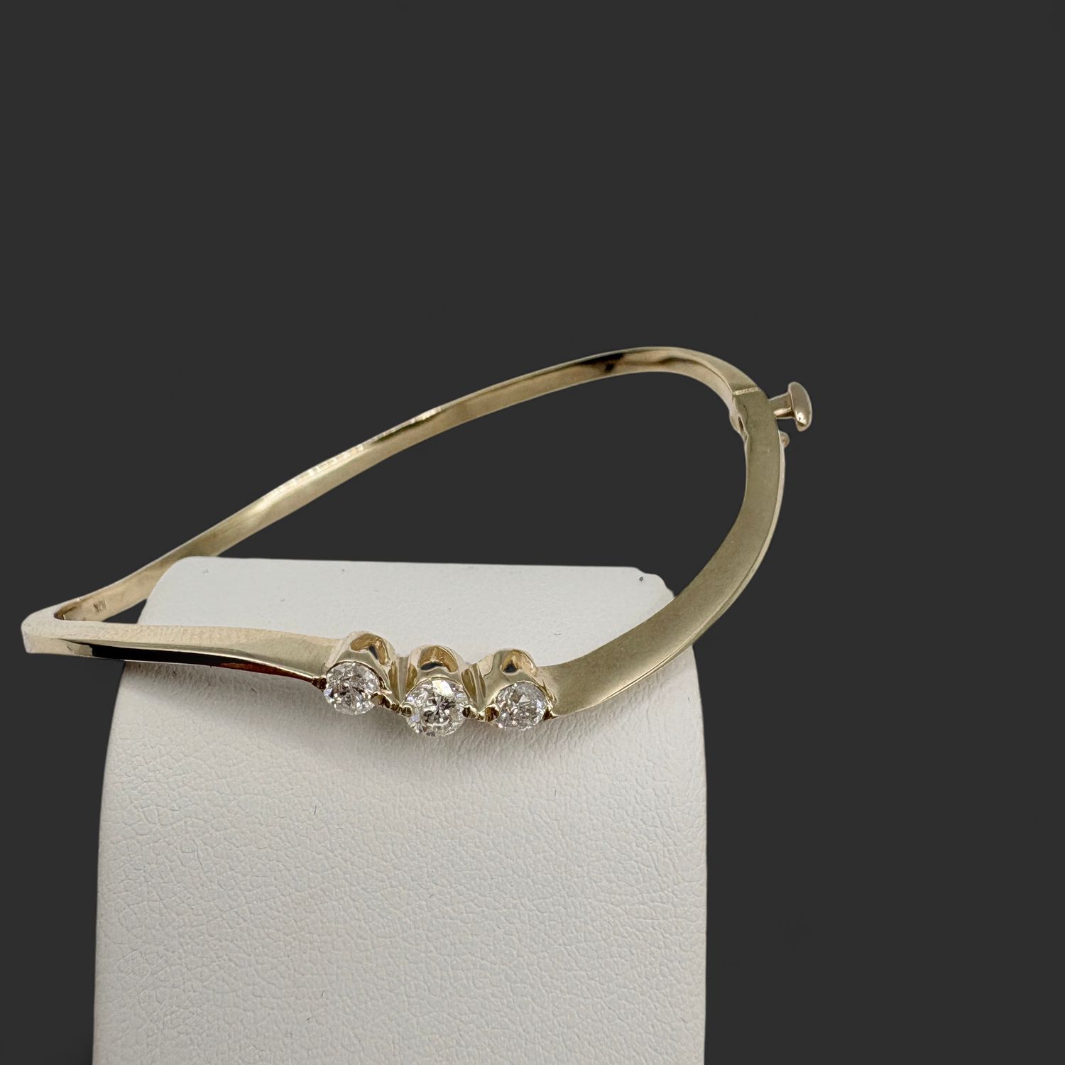 10K APPROX .62CTW YELLOW GOLD DIAMOND BANGLE BRACELET