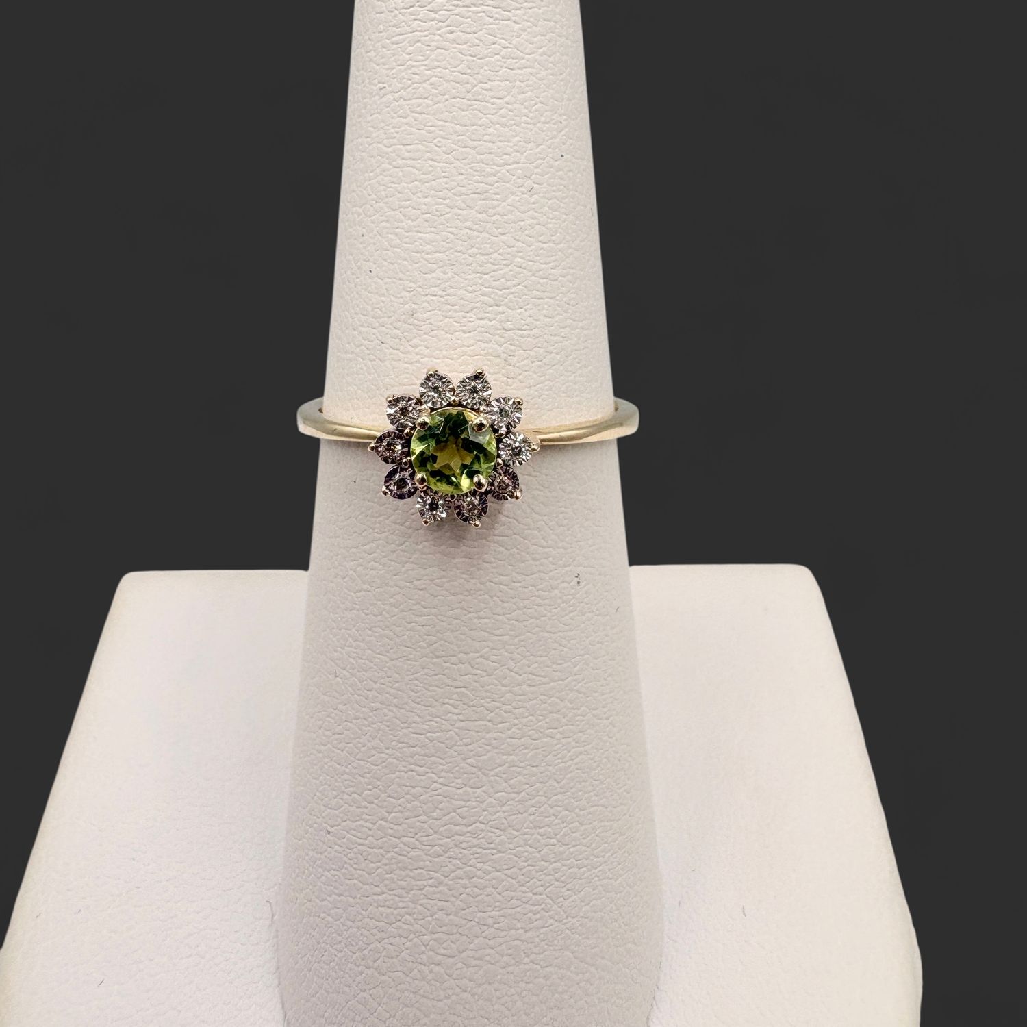 10K YELLOW GOLD PERIDOT &amp; DIAMOND RING SIZE 6.5