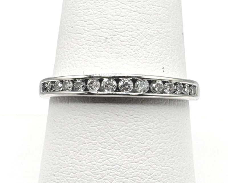 10K WHITE GOLD APPROX .25CTW DIAMOND ANNIVERSARY BAND SIZE 9