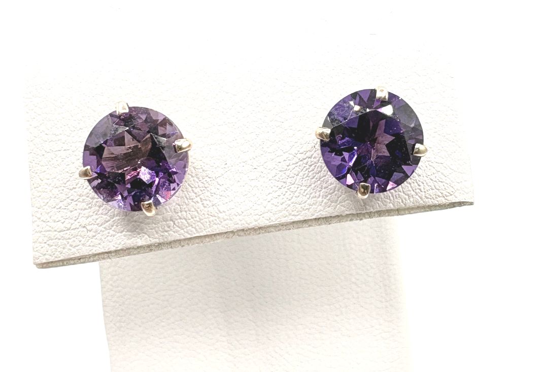 10K AMETHYST STUD EARRINGS IN YELLOW GOLD