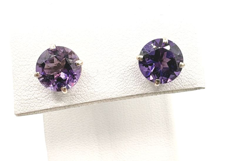 10K AMETHYST STUD EARRINGS IN YELLOW GOLD