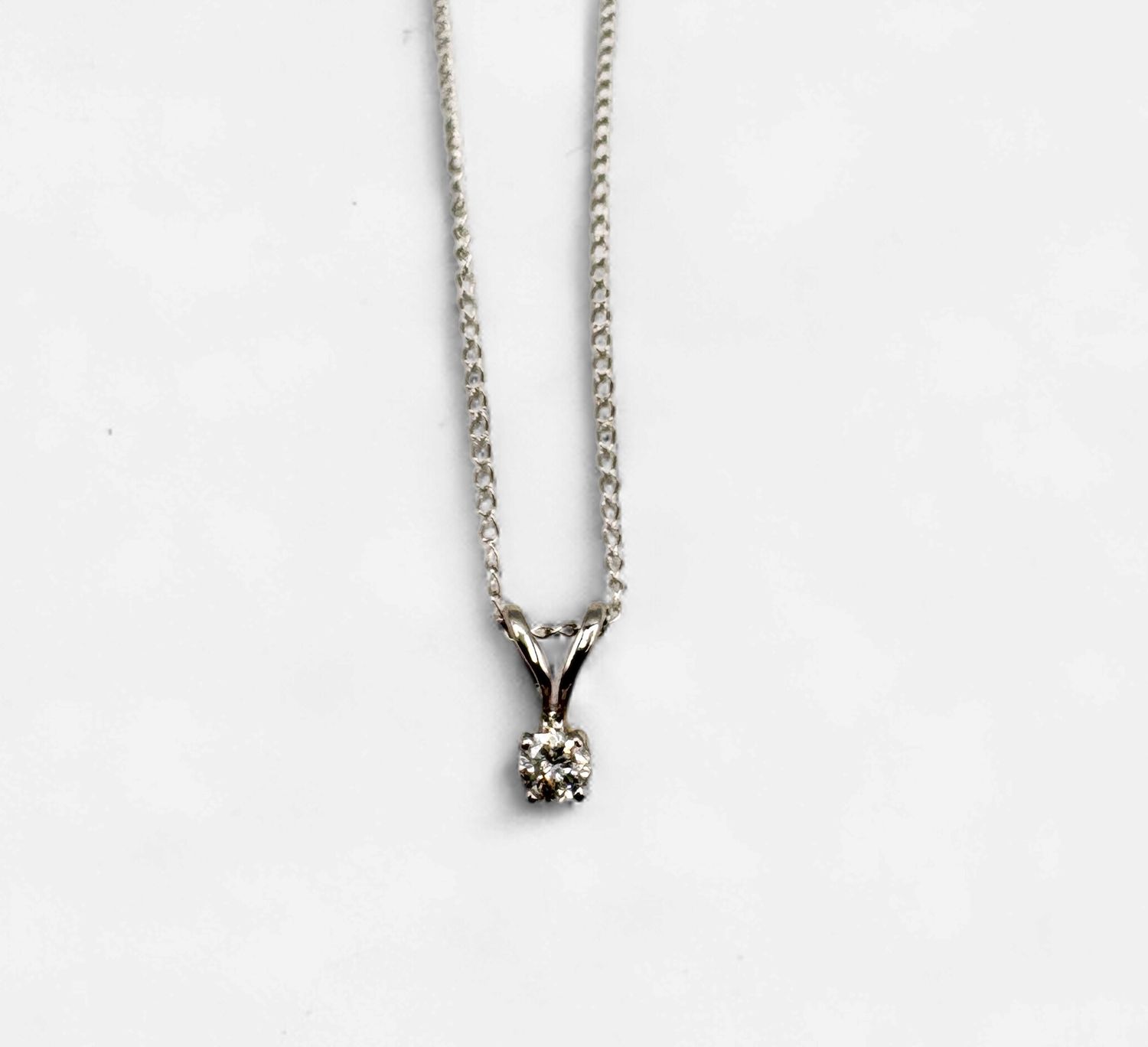 10KW APPROX .07CTW DIAMOND PENDANT WITH CHAIN 18"