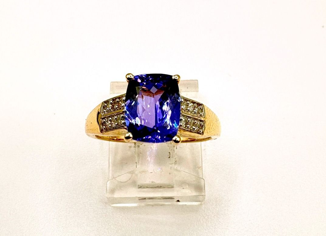 10KY TANZANITE &amp; DIAMOND  CUSHION CUT RING SIZE 7