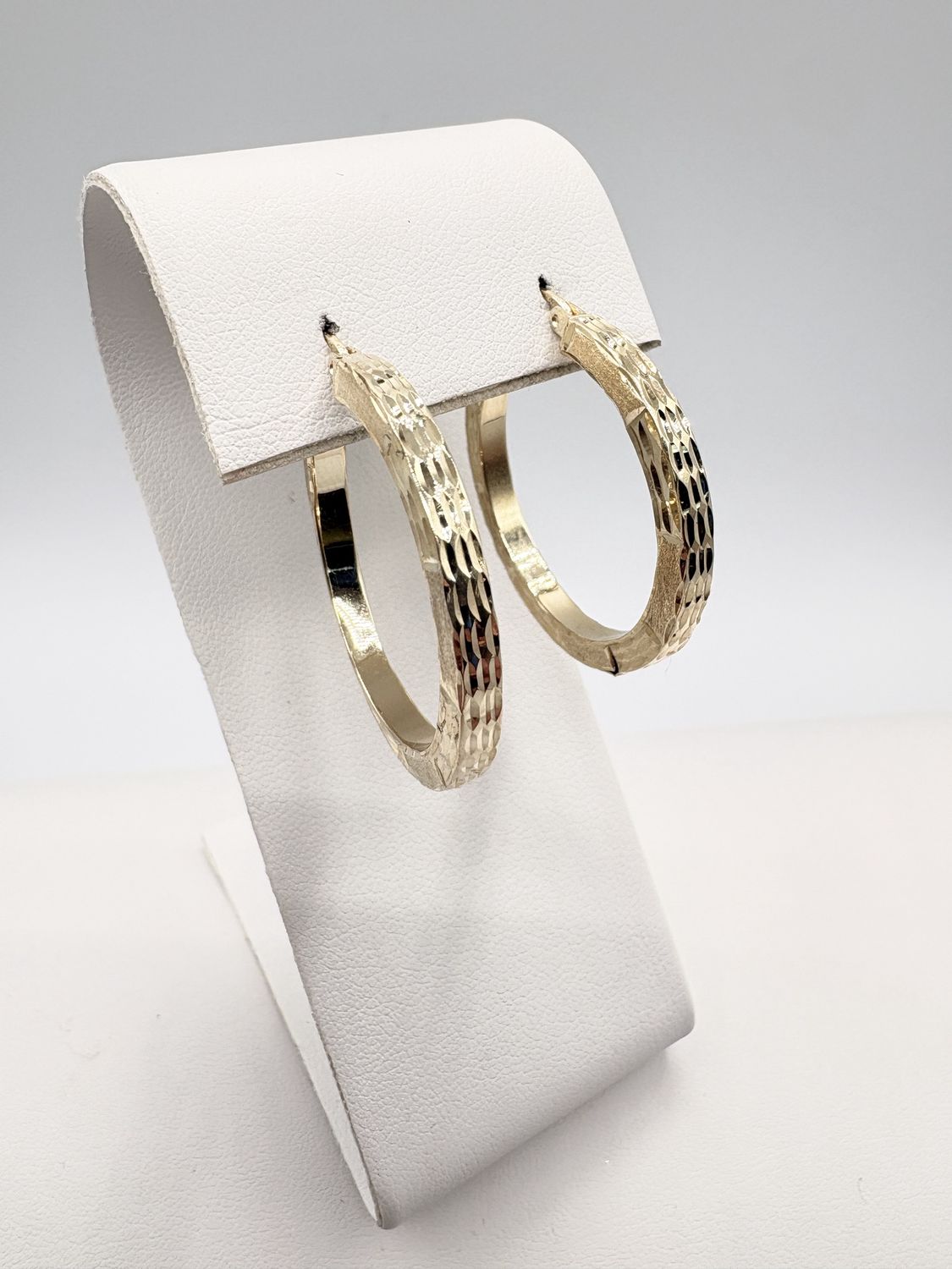 14KY DIAMOND CUT &amp; TEXTURED HOOP EARRING