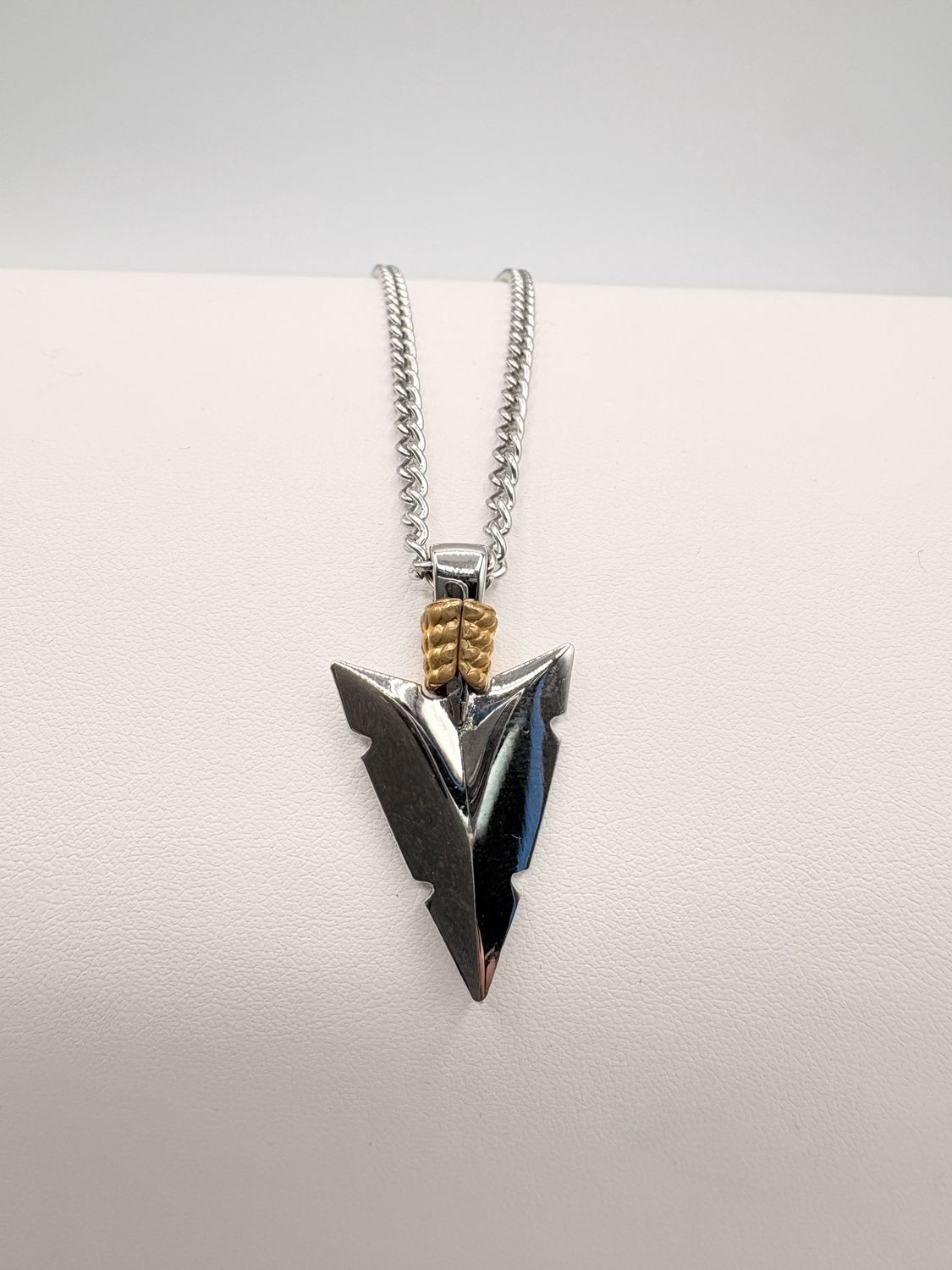 STAINLESS ARROWHEAD PENDANT ON CHAIN 22"
