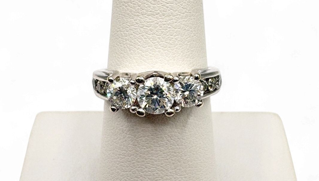 14KW APPROX 2CTW DIAMOND RING SIZE 7