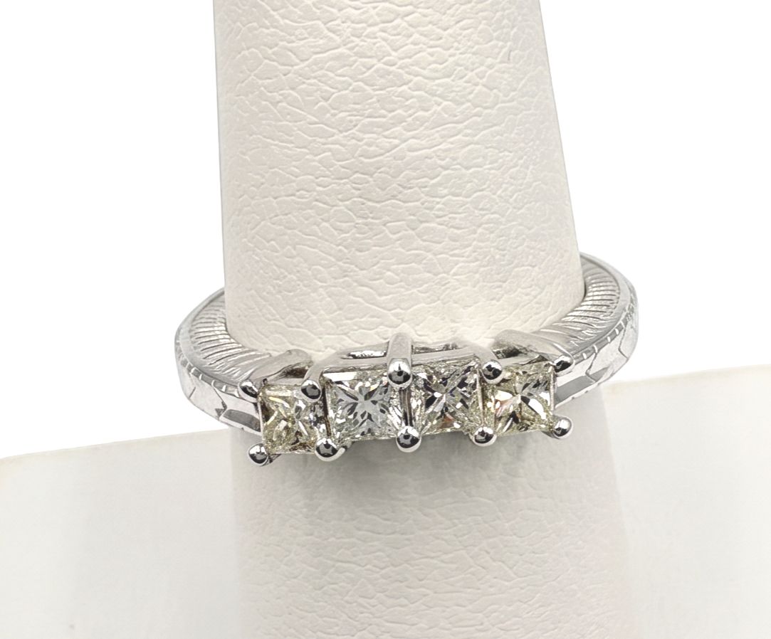 18KW APPROX .4CTW DIAMOND BAND RING SIZE 7