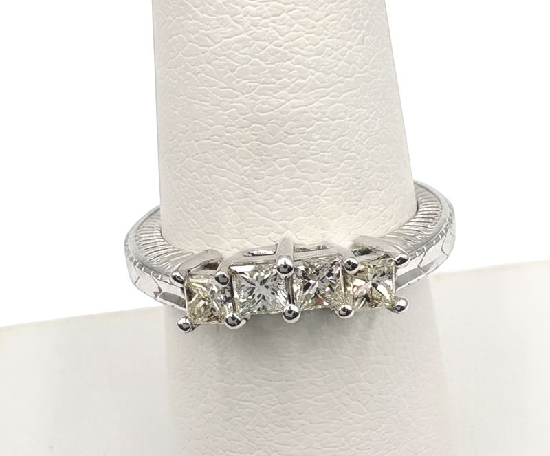 18KW APPROX .4CTW DIAMOND BAND RING SIZE 7