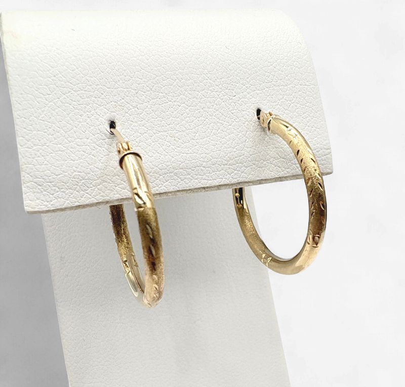 14KY DIAMOND BRUSHED HOOP EARRING