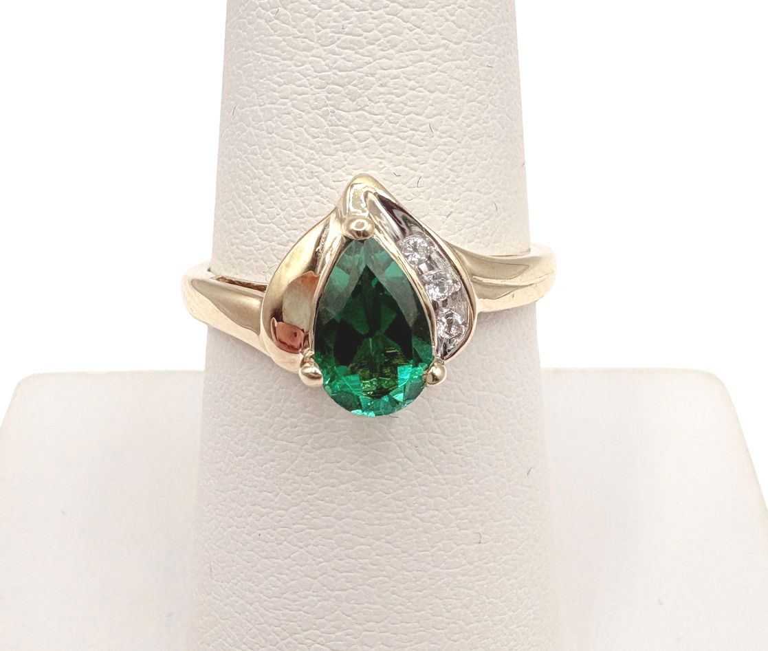 10KY CREATED EMERALD &amp; DIAMOND RING SIZE 7