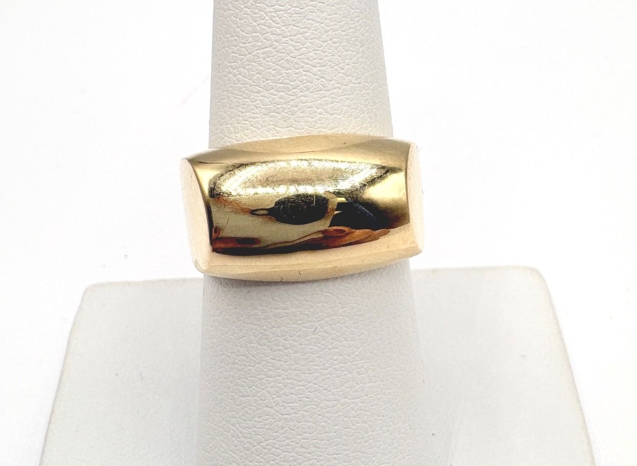 18K ROUNDED SQUARE EDGE DOME RING SIZE 7