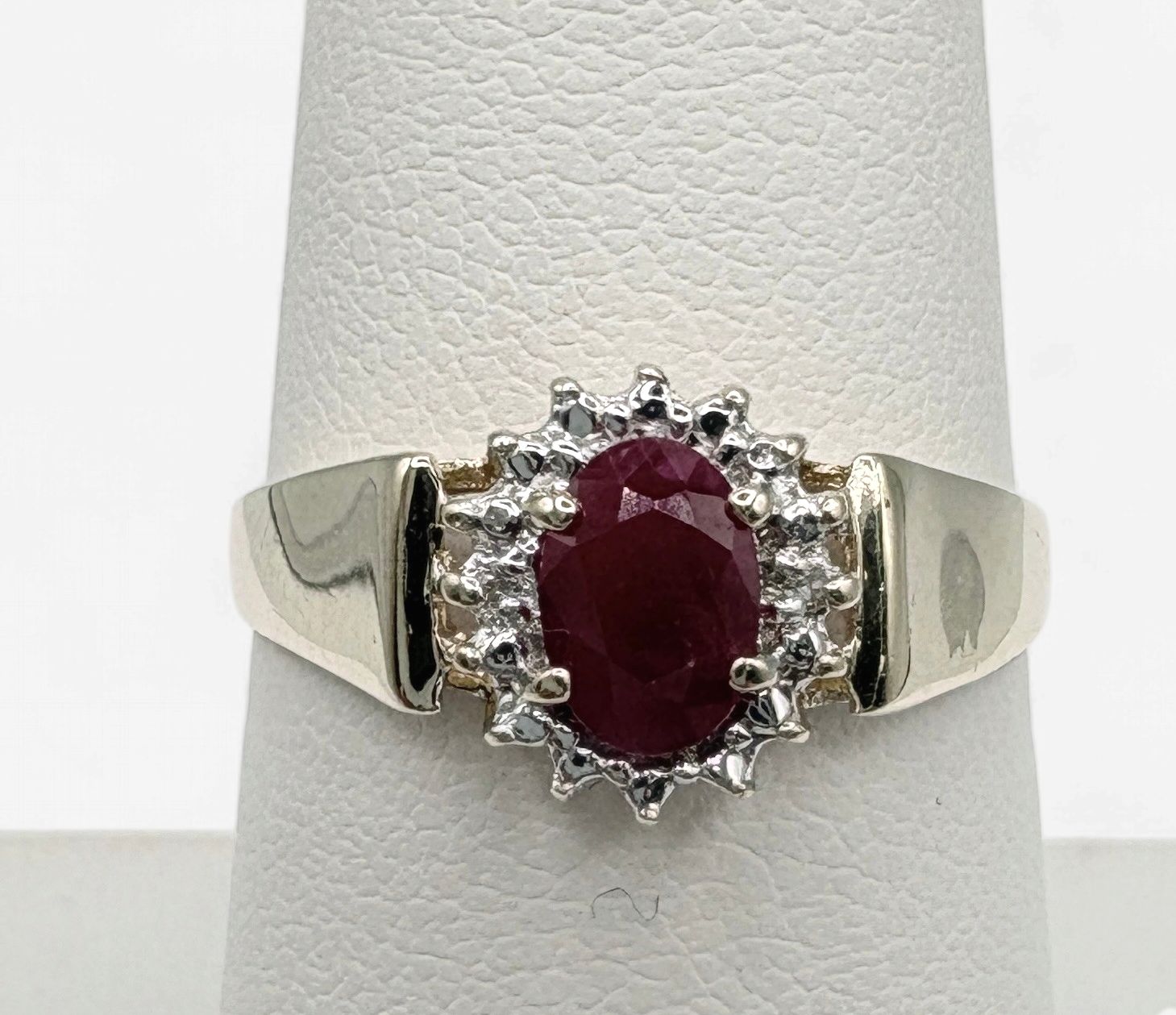 10KY OVAL RUBY &amp; DIAMOND RING SIZE 7.25