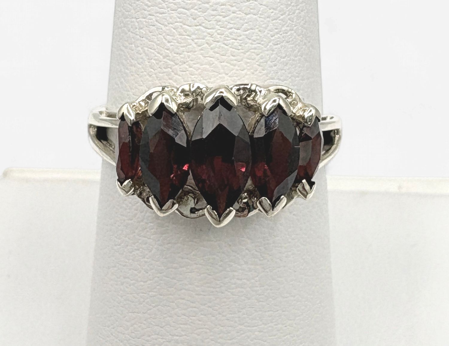10KY MARQUIS GARNET RING SIZE 7