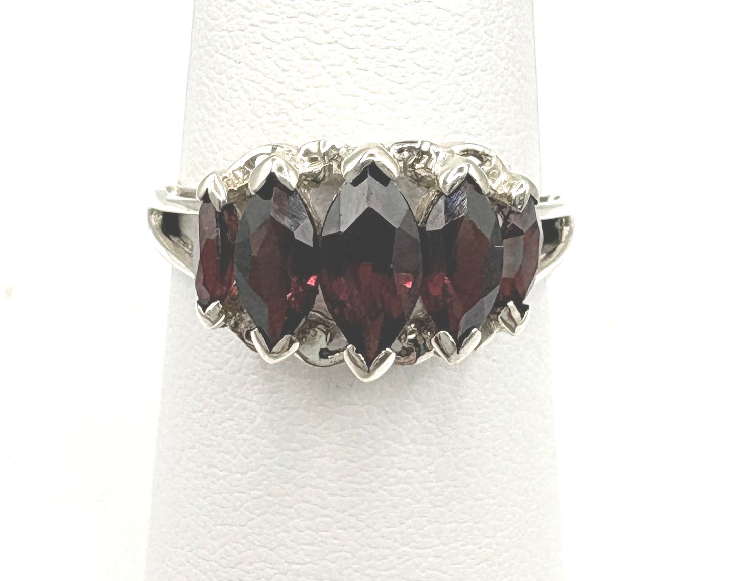 10KY MARQUIS GARNET RING SIZE 7