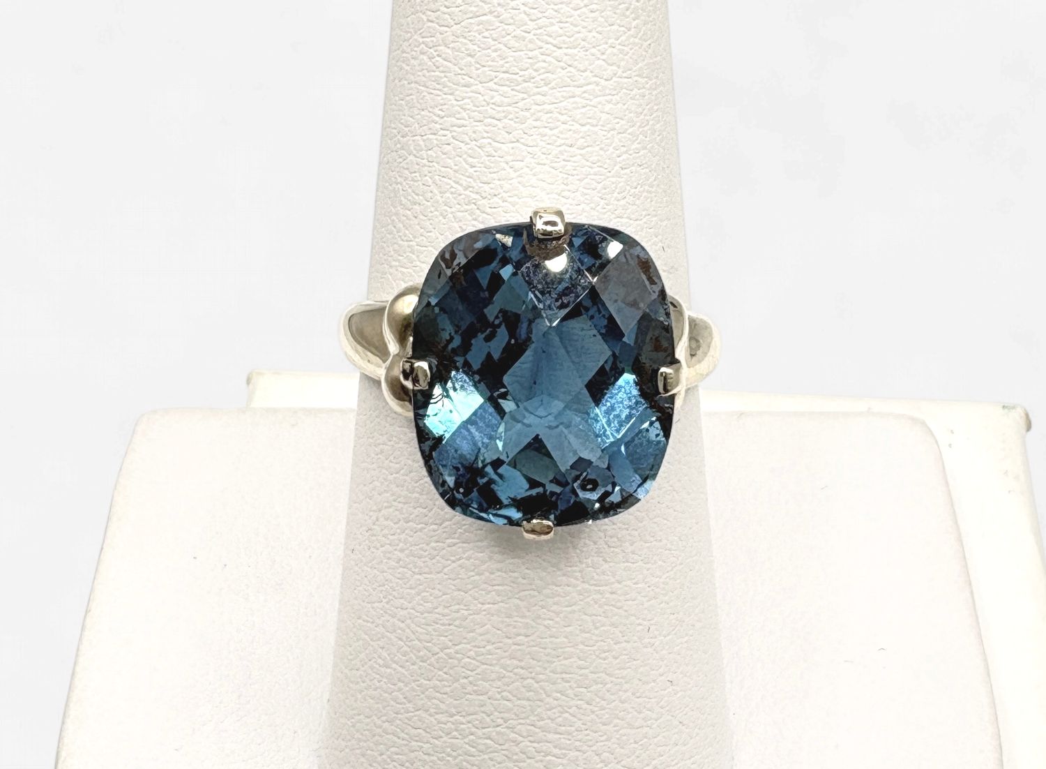 10KY LONDON BLUE TOPAZ RING SIZE 7.5