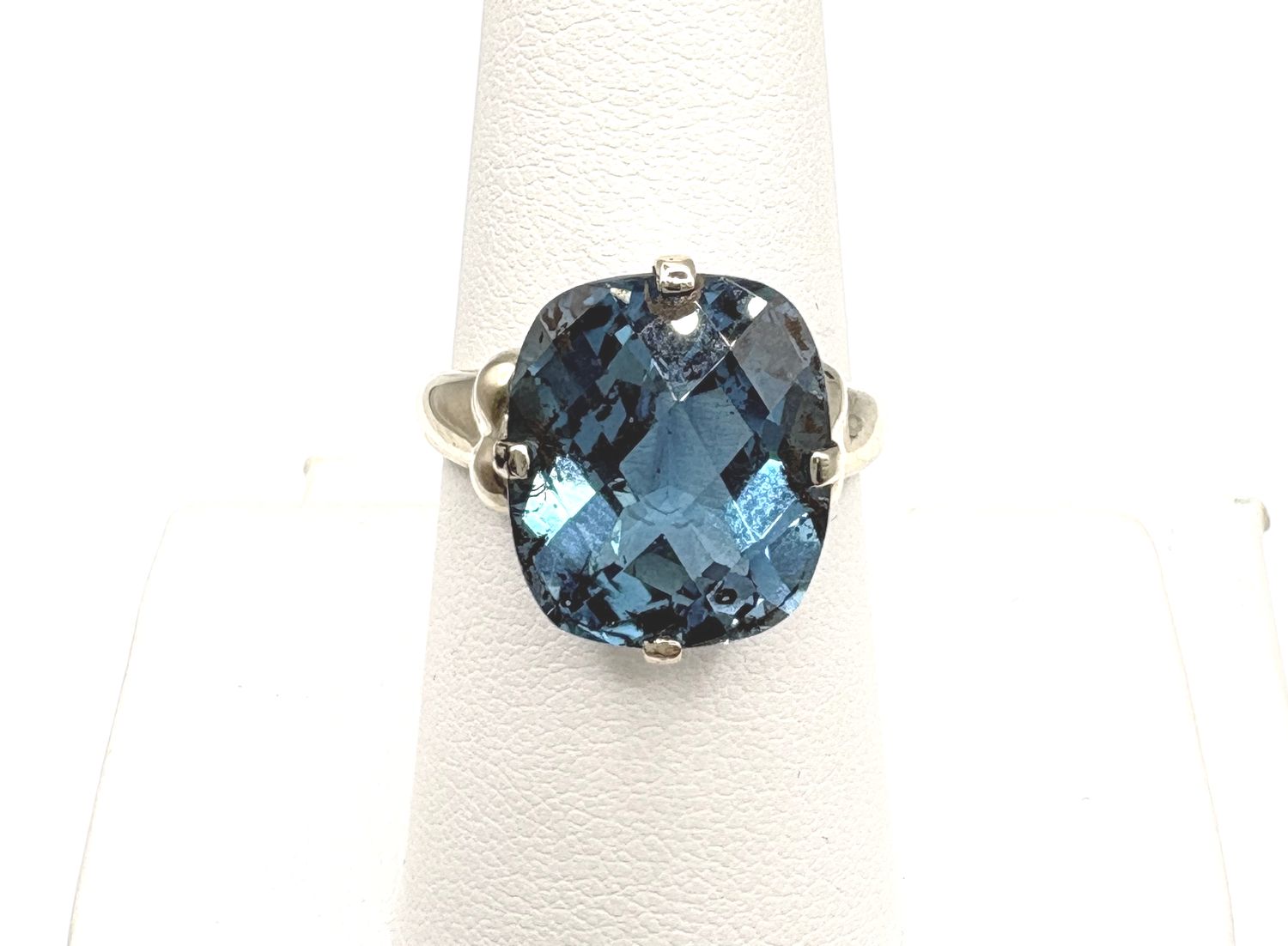 10KY LONDON BLUE TOPAZ RING SIZE 7.5