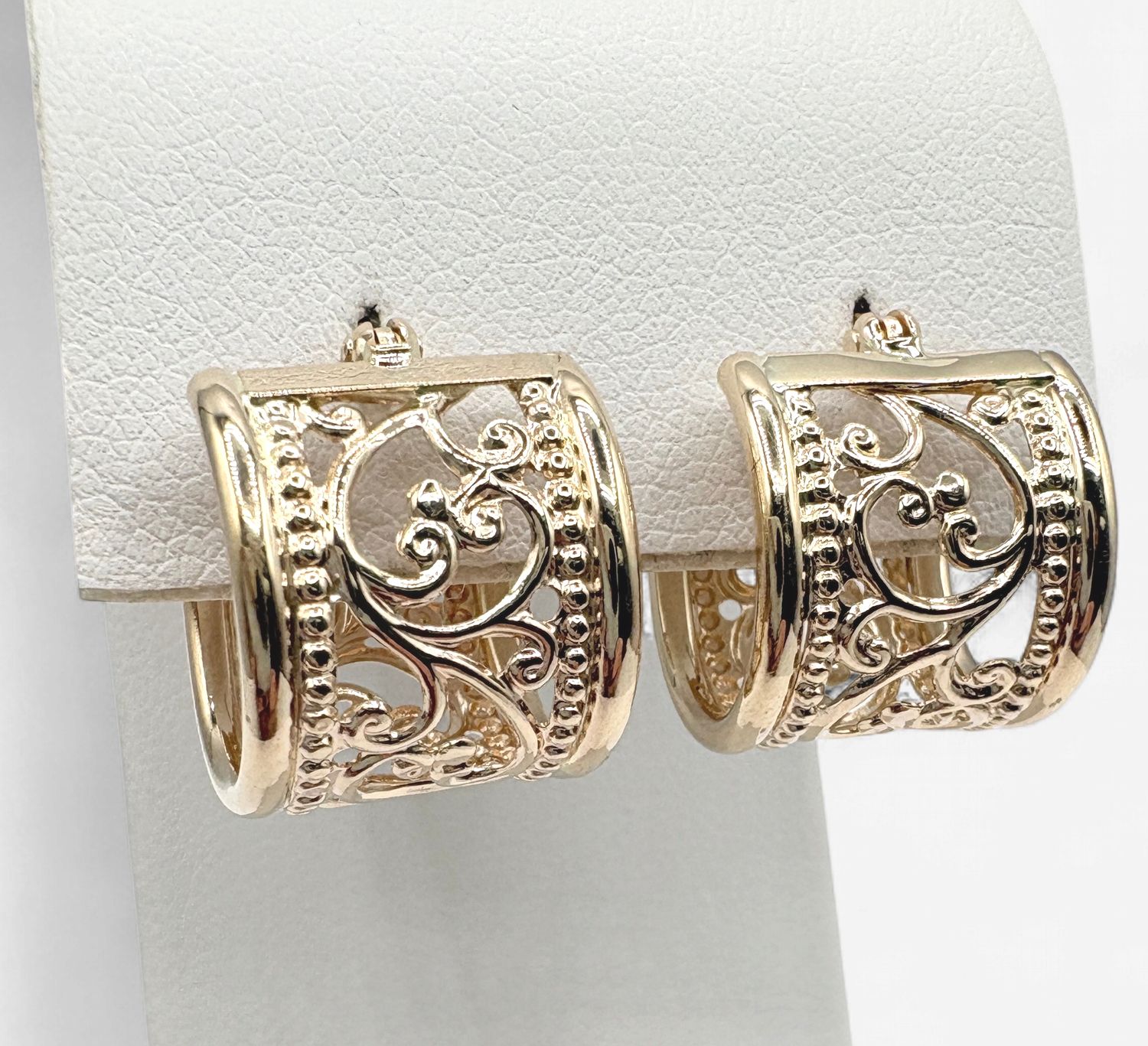 14KY FILAGREE HUGGIE HOOP EARRING