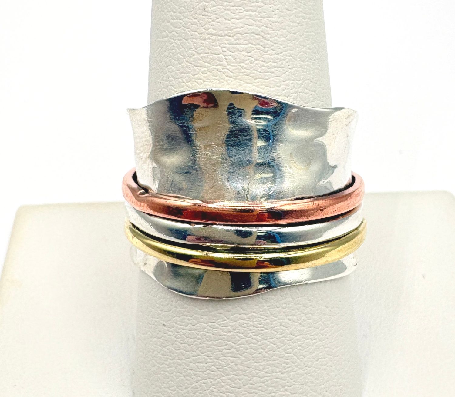 STERLING WIDE HAMMERED BAND WITH SPINNERS RING SIZE 9