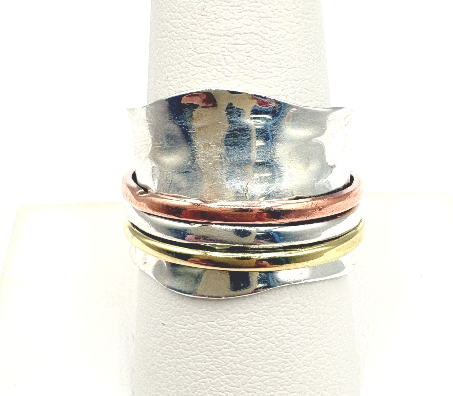 STERLING WIDE HAMMERED BAND WITH SPINNERS RING SIZE 9