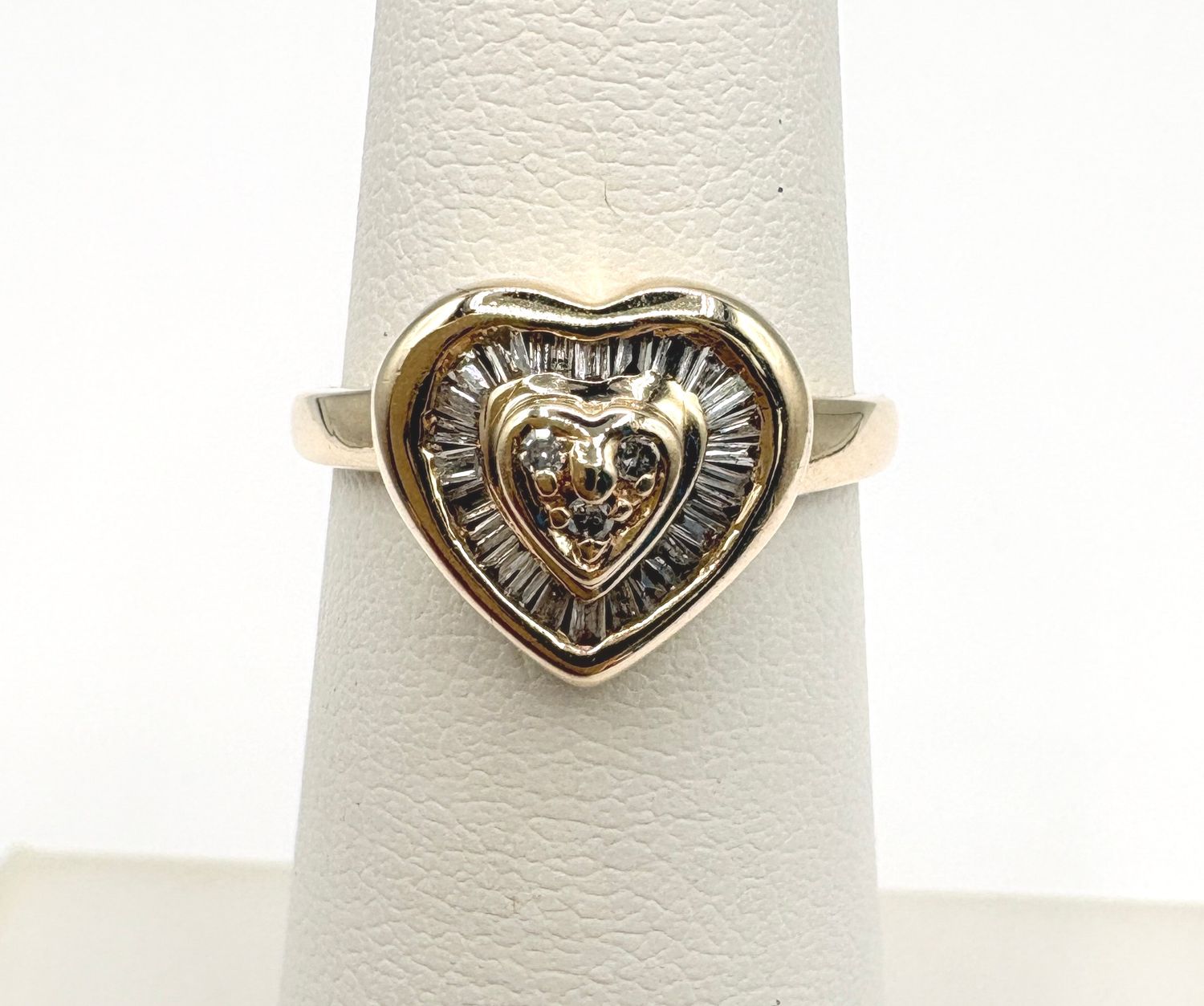 10KY APPROX .25CTW DIAMOND BAGUETTE HEART RING