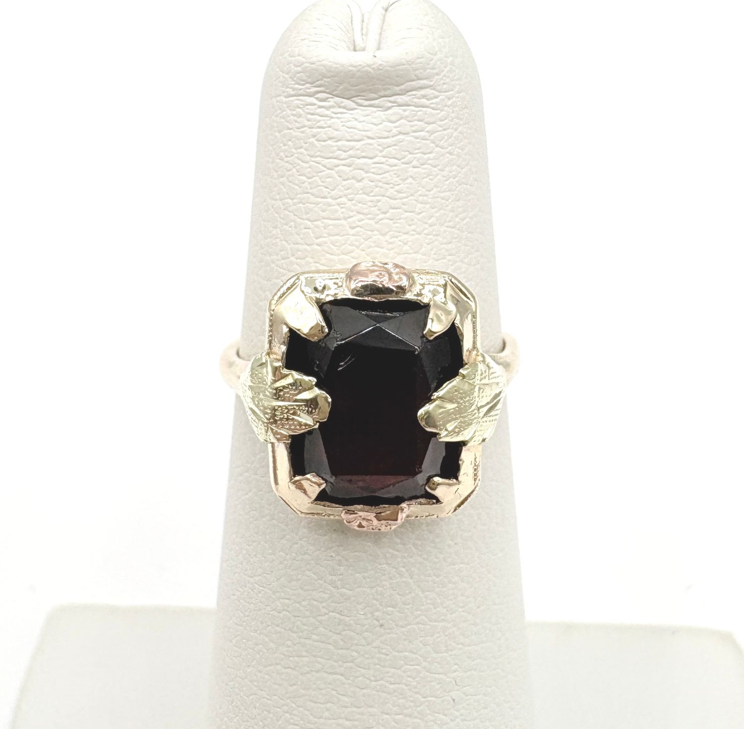 10KY VINTAGE TRI GOLD GARNET RING SIZE 3.5 (CHIPPED GARNET)