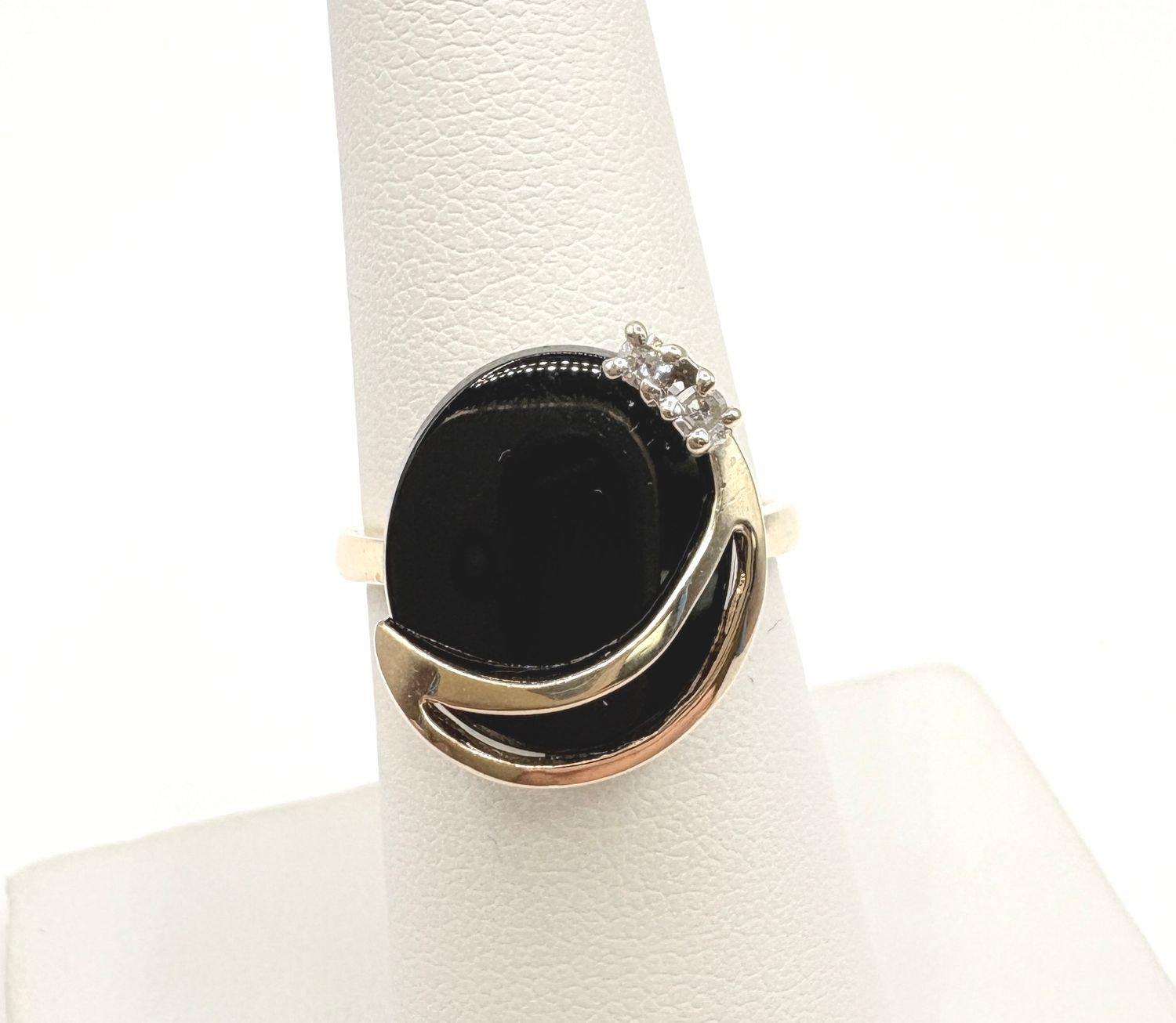 10KY OVAL ONYX WITH DIAMOND ACCENT RING SIZE 6.5