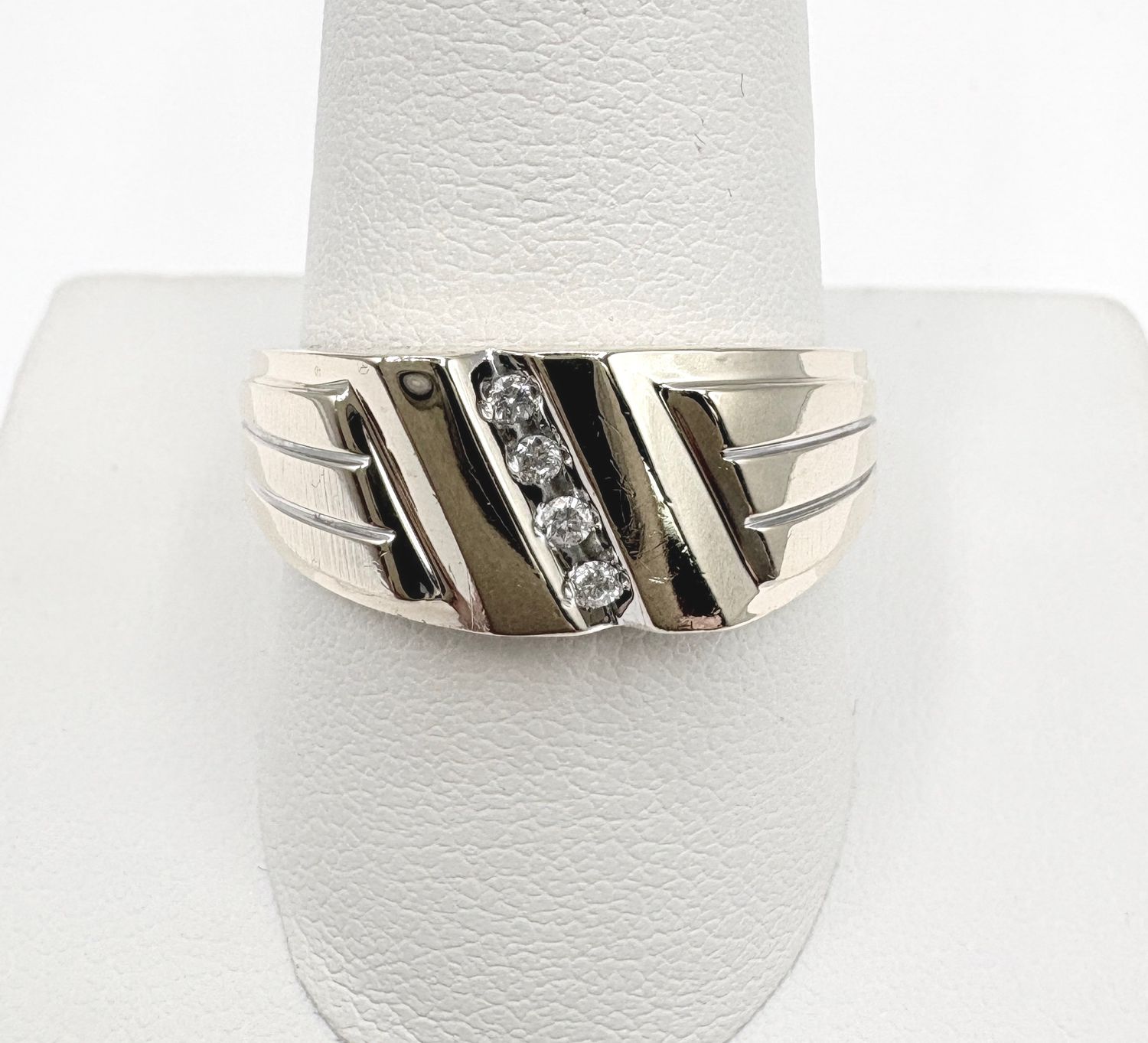 10KY APPROX .10CTW MEN'S DIAMOND RING SIZE 11